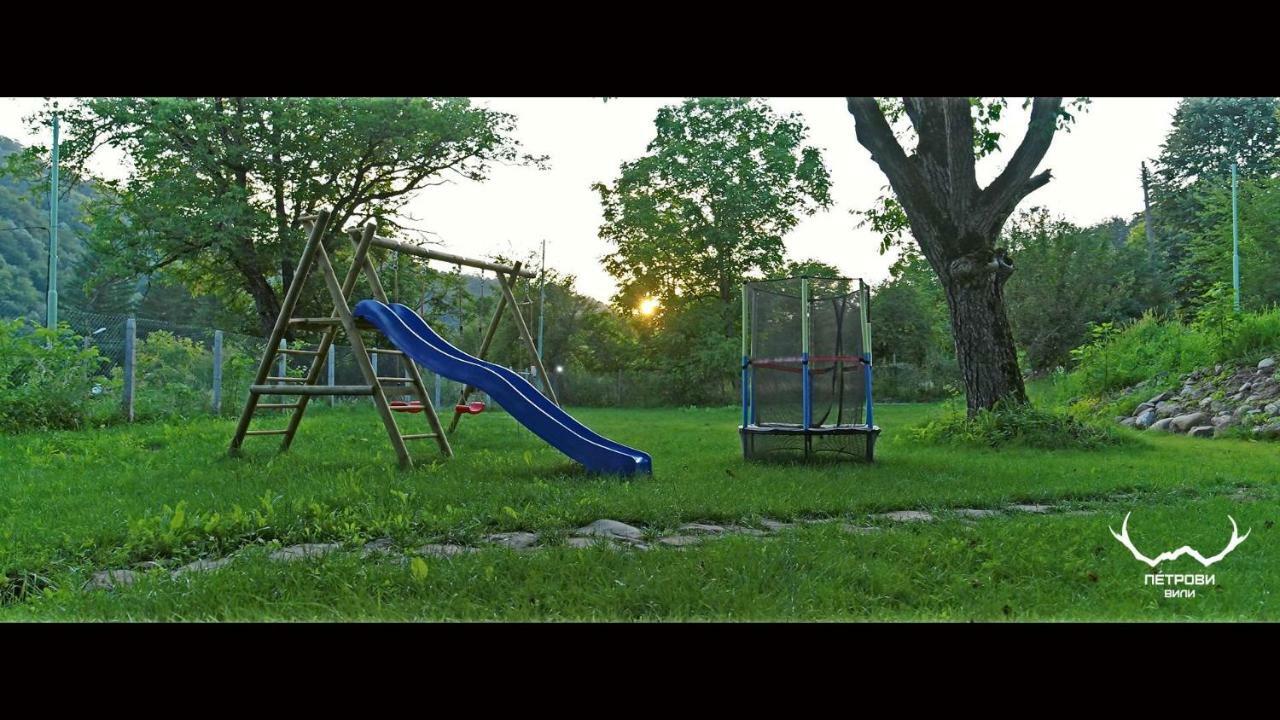 Пе́Трови Вили リバリツァ エクステリア 写真